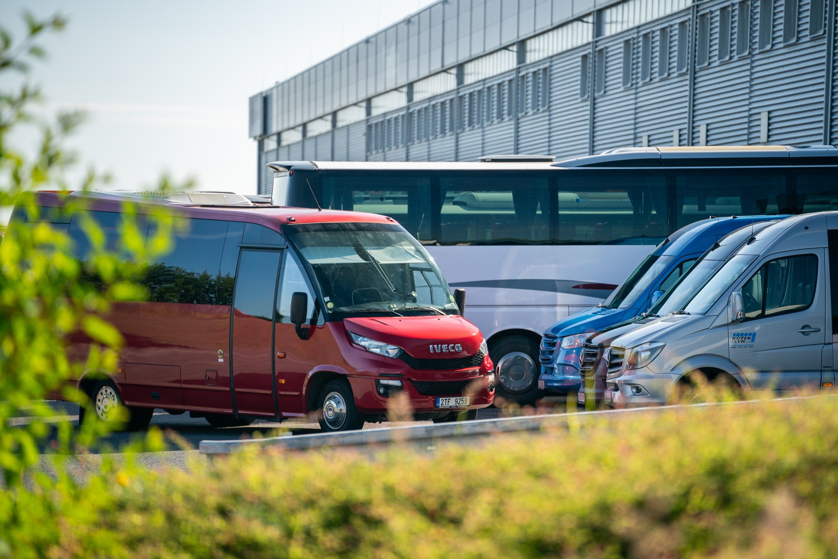 Firemní autobus Růžek a syn s.r.o. na silnici, připravený k přepravě cestujících.