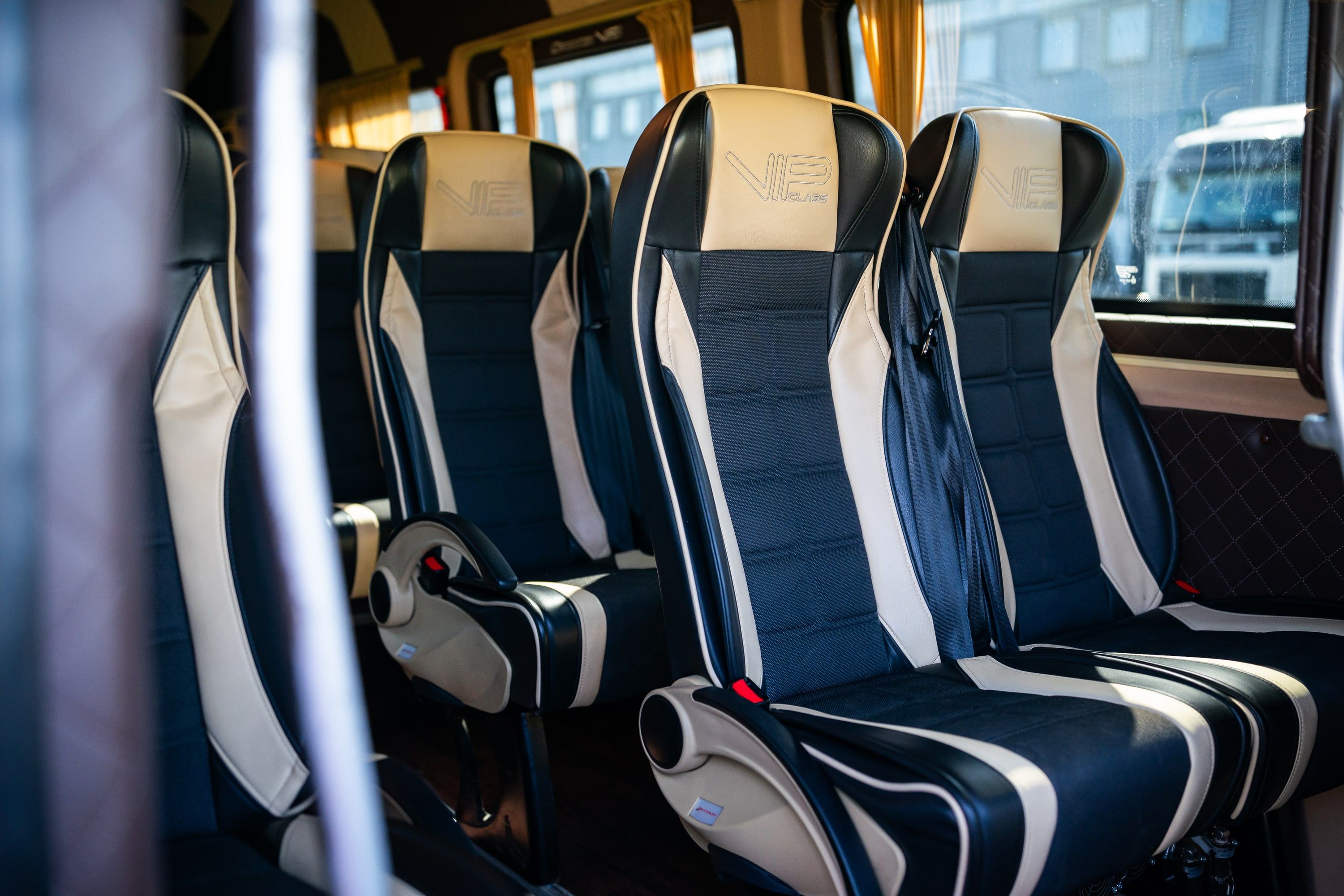 Čistý interiér autobusu