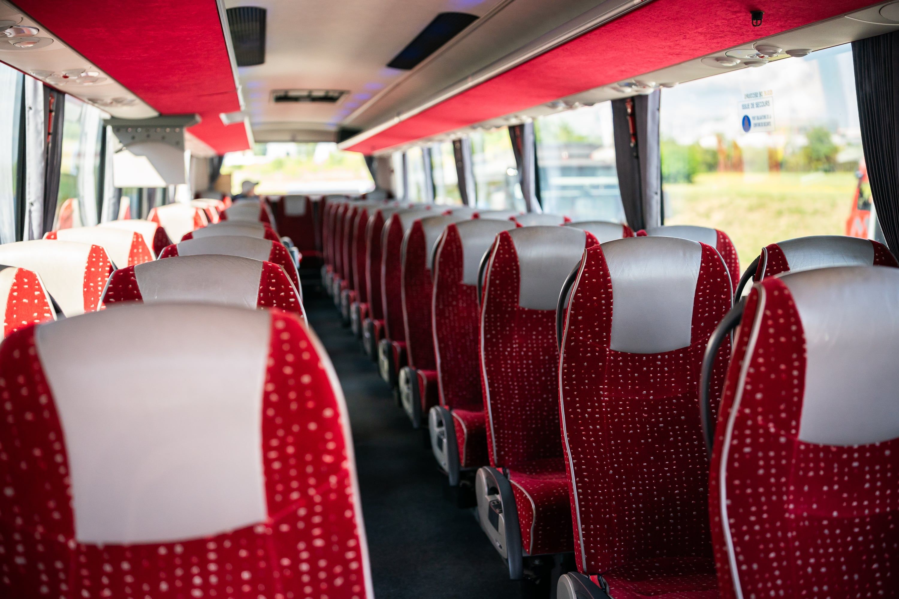 Čistý interiér autobusu